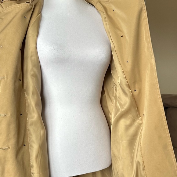 Farvalue Beige Trenchcoat, large, double breasted, buttons, knee length, belt - Picture 15 of 16